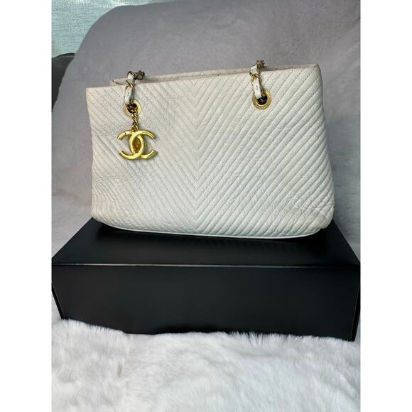 Chanel Vintage Chevron Quilted Shoulder Bag with CC Charm - Picture 1 of 8